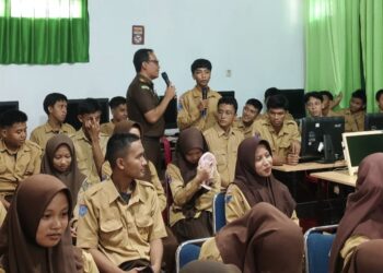 Sesi tanya jawab Kasi Penkum Kejati Sultra dan siswa/i SMAN 2 Kendari