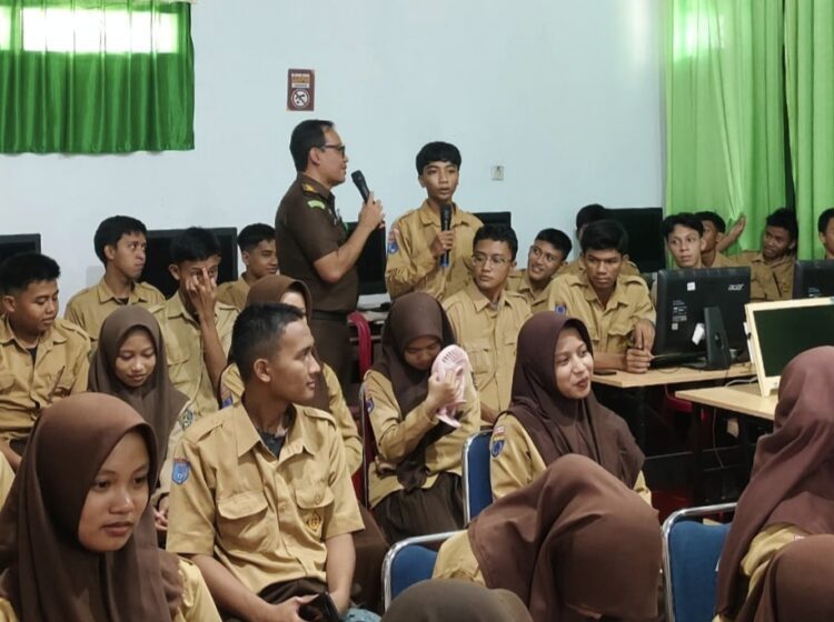 Sesi tanya jawab Kasi Penkum Kejati Sultra dan siswa/i SMAN 2 Kendari