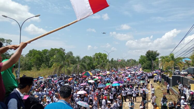 Aksi solidaritas ribuan guru saat hadir sidang perdana Supriyani di PN Andoolo