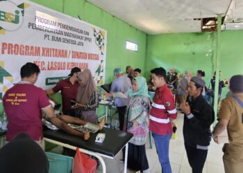 Suasana sunatan massal yang dilaksanakan oleh PT BSJ di Lasolo Kepulauan