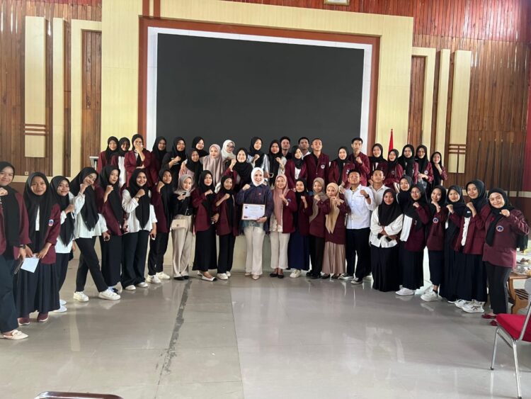 Foto bersama Dewan Kolaka, Marlina Abu bersama mahasiswa USN