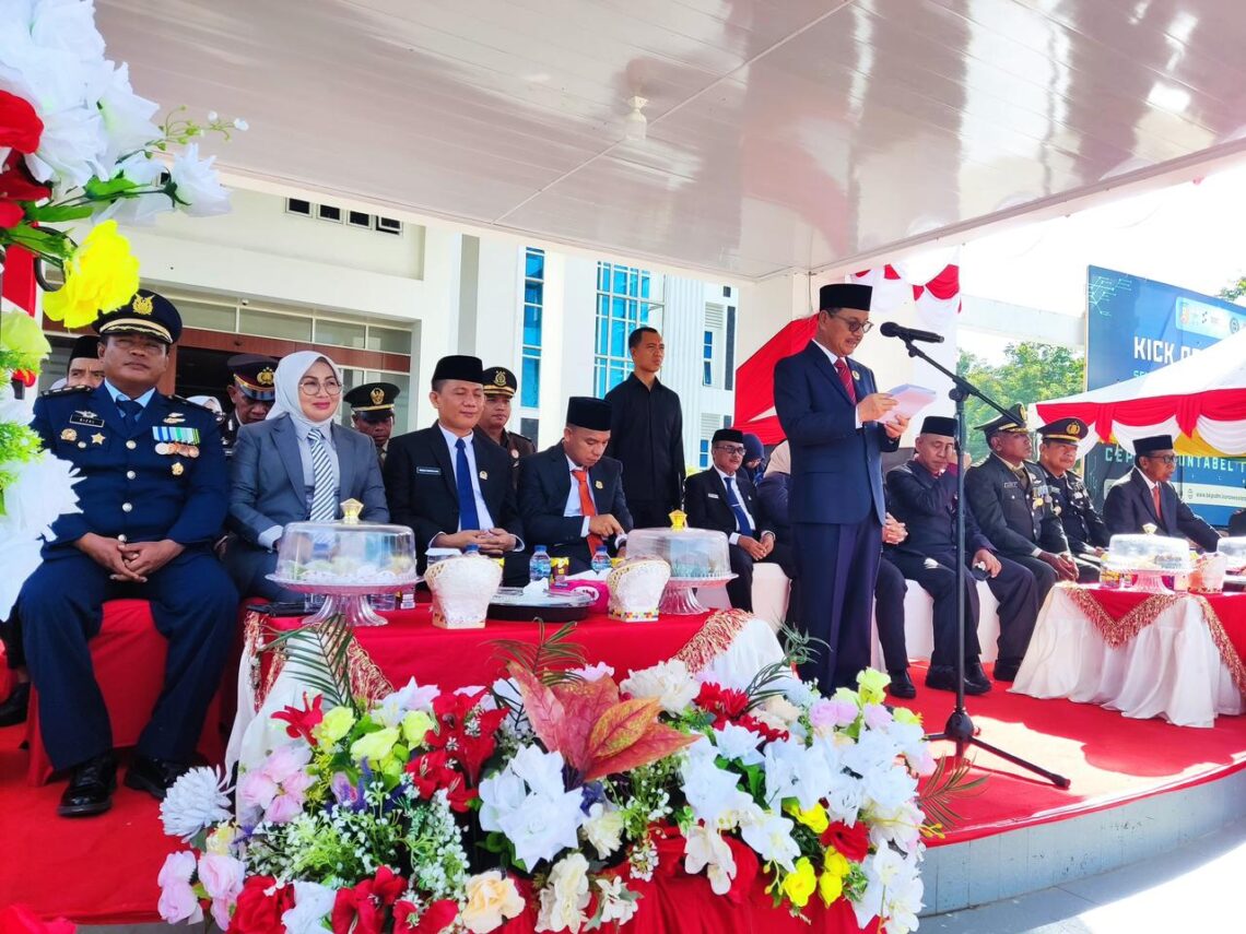 Bupati Konsel saat membacakan sambutan Kemensos di peringatan Hari Pahlawan Nasional 2024
