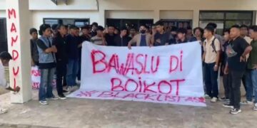 Korpus BEM se-Sultra saat memboikot Kantor Bawaslu Sultra