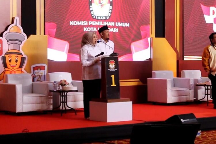 Paslon Siska-Sudirman pada debat kedua Pilwali Kendari