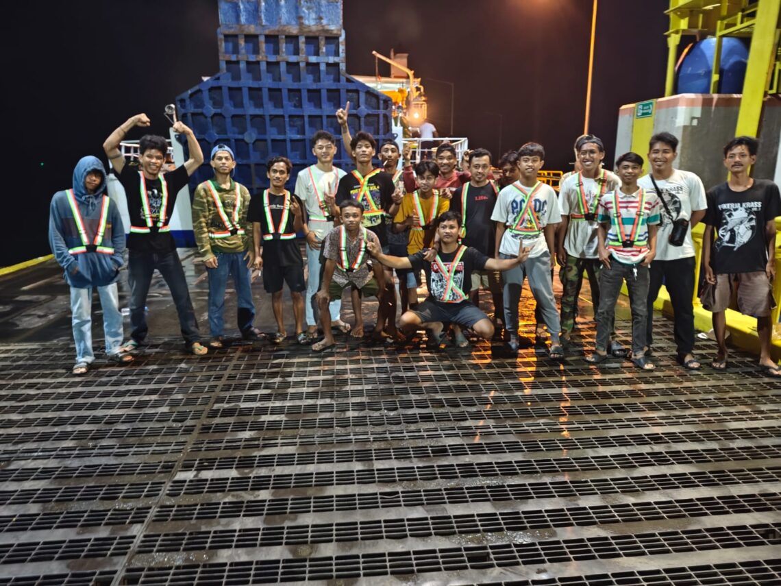 Buruh angkut barang usai menerima rompi dari Kapolsek Pelabuhan Kolaka