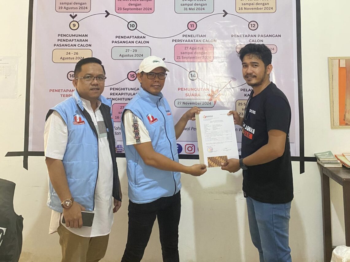 Kuasa hukum Beramal saat melaporkan dugaan pelanggaran kampanye Paslon Jadi ke Bawaslu Kolaka