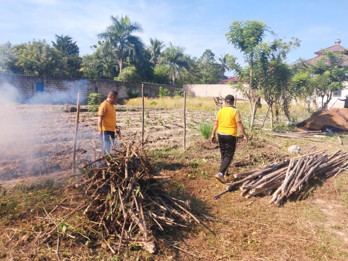 Polsek Poasia memanfaatkan lahan kosomg dukung program pemerintah