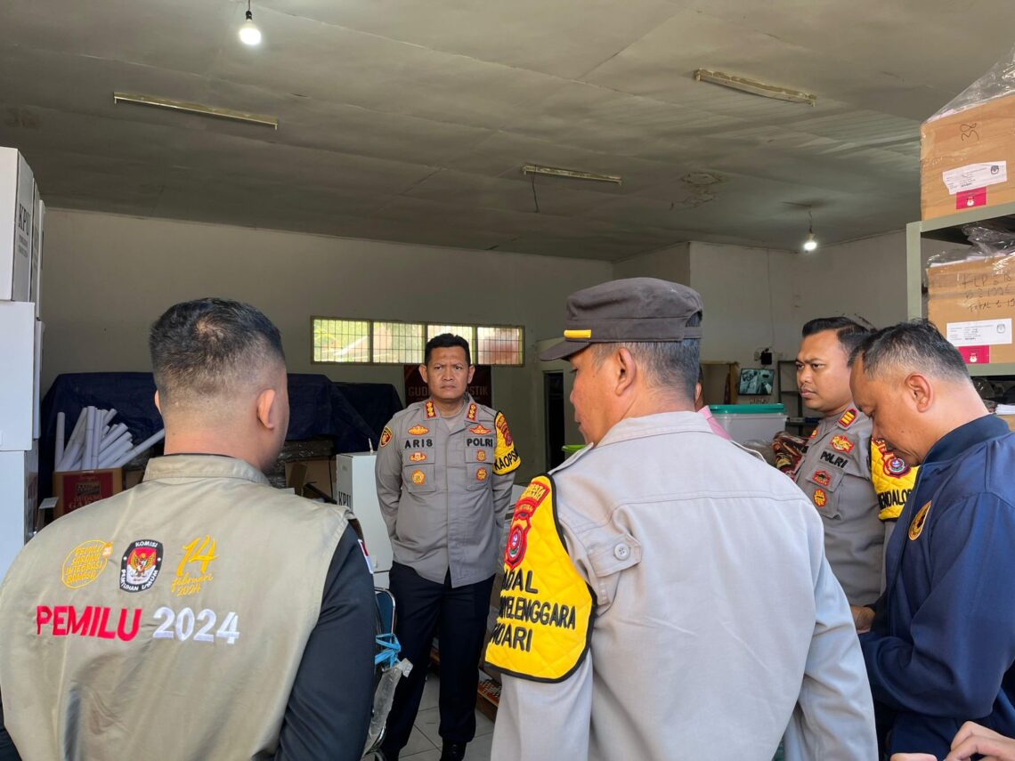 Kapolresta Kendari Pantau Langsung Persiapan Logistik di Gudang KPU 10 Kapolresta Kendari saat memantau persiapan logistik di gudang KPU
