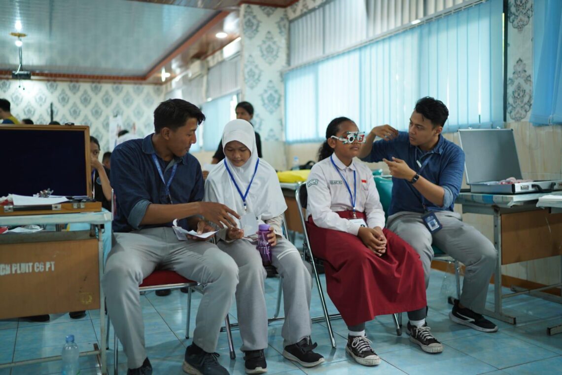 Eye Soul dan Tzu Chi Bantu Pelihara Kesehatan Mata Siswa dan Tenaga Pengajar SDN Pluit 03 10 Eye Soul melakukan pemeriksaan kesehatan mata siswa SDN Pluit 03