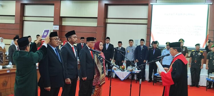 Pelantikan La Ode Tariala sebagai Ketua DPRD Sultra