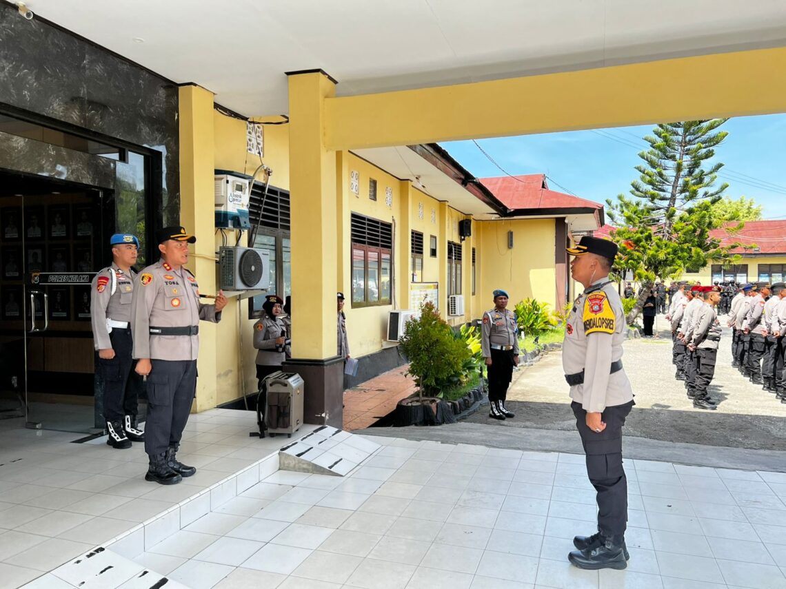 Kapolres Kolaka Pimpin Apel Pergeseran Pasukan Pengamanan TPS 10 Apel pergeseran pasukan pengamanan TPS Polres Kolaka