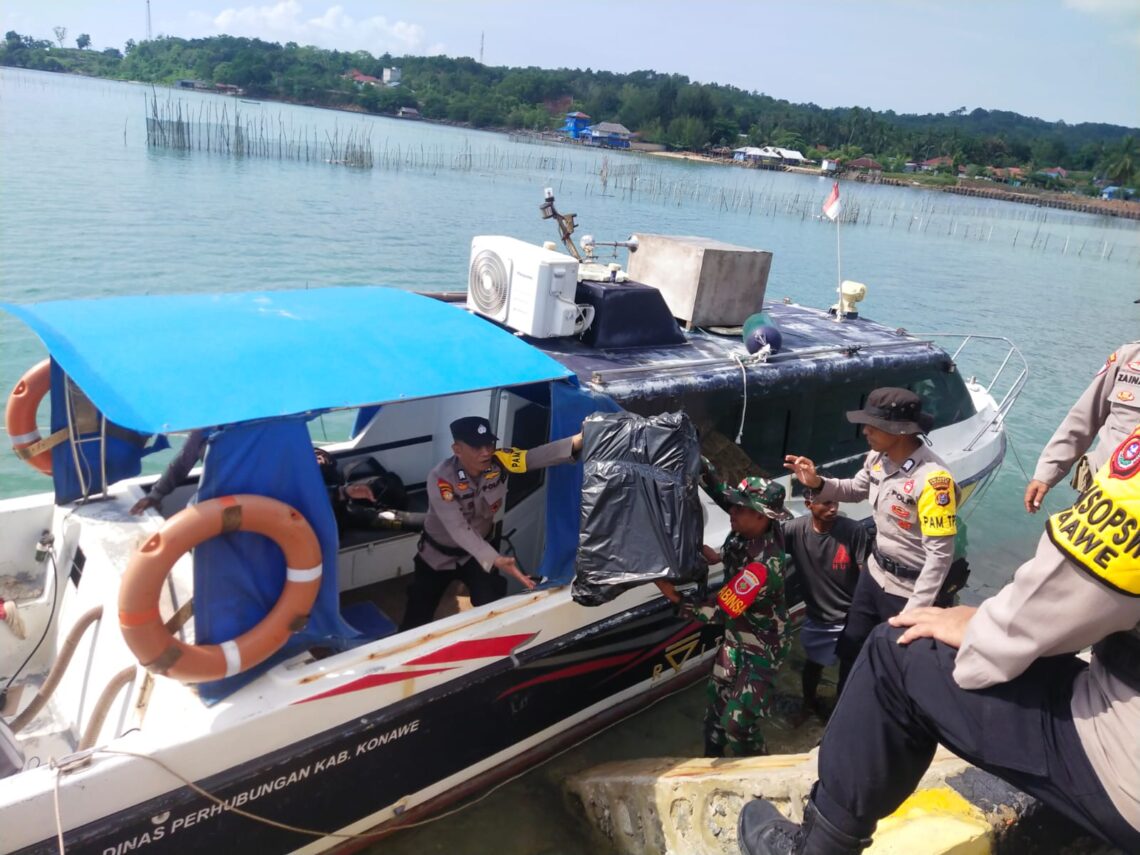 Polresta Kendari Kawal Distribusi Logistik Pilkada di Pulau Saponda 10 Distribusi logistik Pulau Saponda