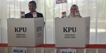 Siska Karina Imran bersama suaminya salurkan hak pilihnya di TPS 08 Kelurahan Korumba