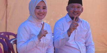 Sudirman dan istri salurkan hak pilih di TPS 06 Kendari