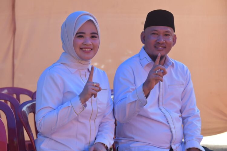 Sudirman dan istri salurkan hak pilih di TPS 06 Kendari