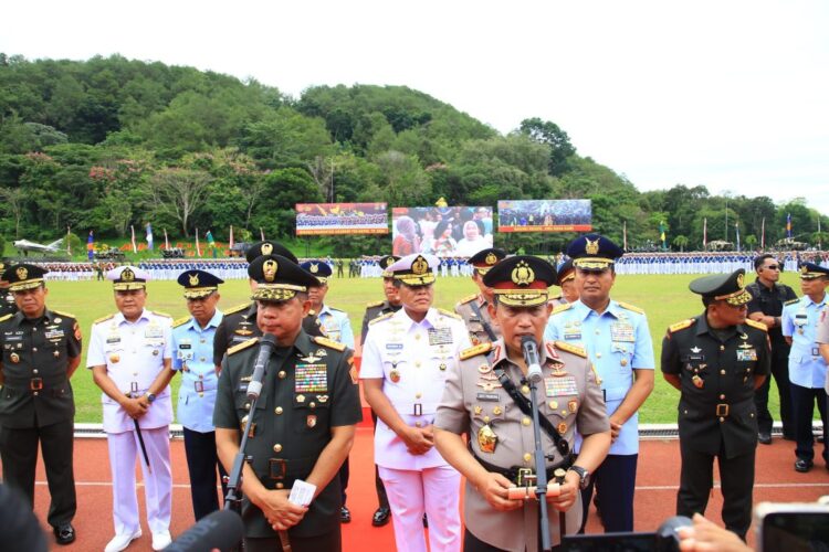 Kapolri dan Panglima TNI saat memimpin upacara wisuda Prabhatar