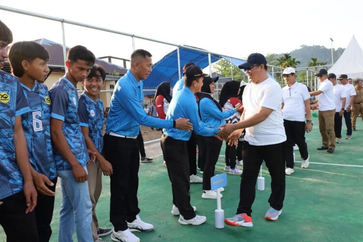 Ruksamin menyerahkan pakaian voli kepada seluruh tim peserta turnamen