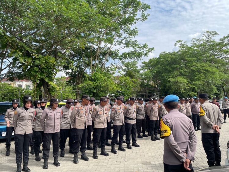 Polresta Kendari melakukan pengamanan rapat pleno di Hotel Claro