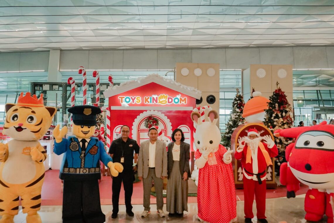Yogi Prastyo Suwandi Deputy GM Airport Commercial Service, Holik Muardi -Assistant Deputy of Communication & Legal, Ellen Widodo General Manager Marketing Communications Toys Kingdom