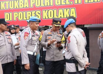 Pemeriksaan HP milik personel Polres Kolaka