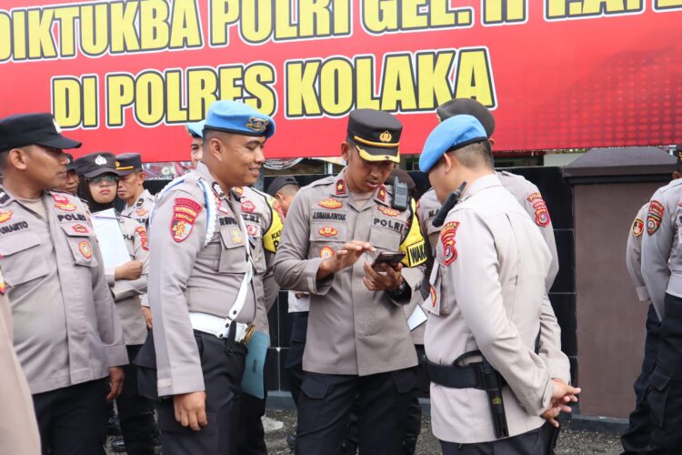 Pemeriksaan HP milik personel Polres Kolaka