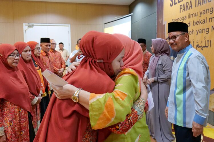 Pelepasan 40 jemaah umrah oleh Bupati Konsel, H. Surunuddin Dangga