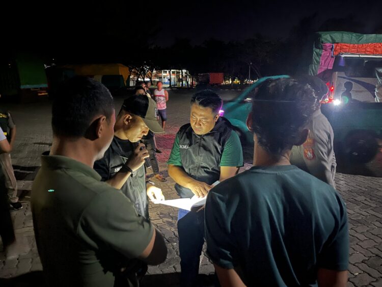 Kapolsek KPK Kolaka bersama Barantin saat melakukan pemeriksaan