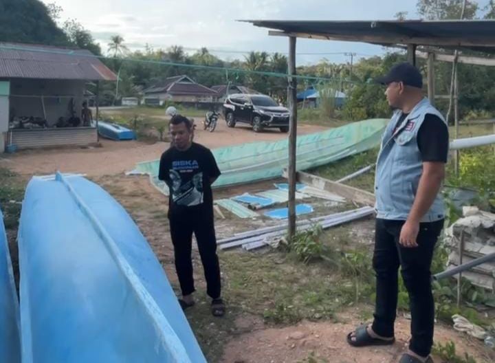 Sudirman menyerahkan perahu untuk kelompok nelayan Kessilampe