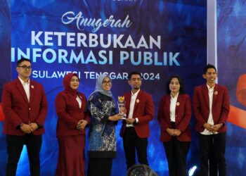 Sekda Konsel menerima penghargaan dari Komisi Informasi Sultra