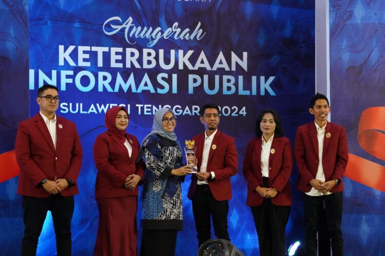 Sekda Konsel menerima penghargaan dari Komisi Informasi Sultra