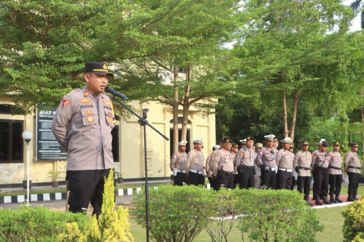 Kabag Ops Polresta Kendari memberi arahan pada ratusan personel