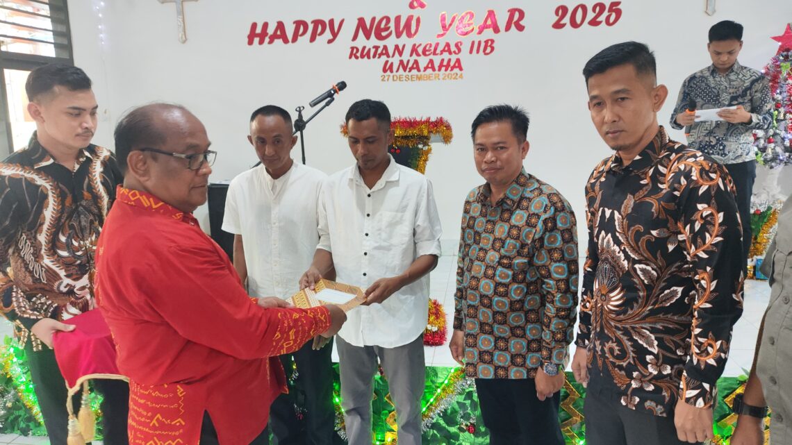 Momen Perayaan Natal di Rutan Unaaha, 2 Napi Diberi Remisi 10 Pemberian SK remisi pada 2 Napi Rutan Unaaha di momen Natal