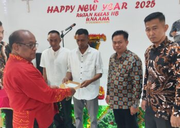 Pemberian SK remisi pada 2 Napi Rutan Unaaha di momen Natal