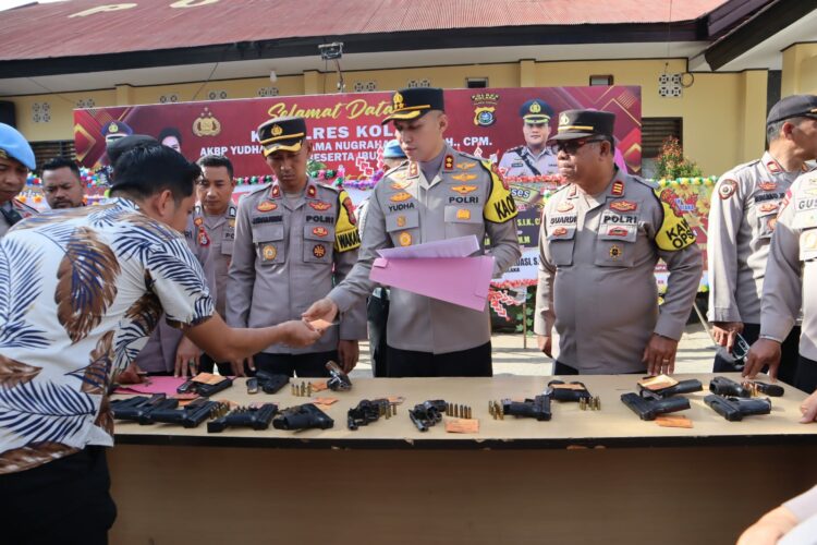 Kapolres Kolaka, AKBP Yudha Widyatama Nugraha, S.I.K.,M.H., CPM bersama Tim Gabungan periksa Senpi