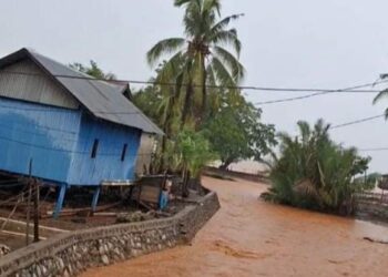 Air berwarna kemerahan akibat dugaan aktivitas PT TBS di Bombana