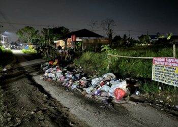 Tumpukan sampah di Jalan Ketapang Andonohu dan sudah seminggu tidak diangkut