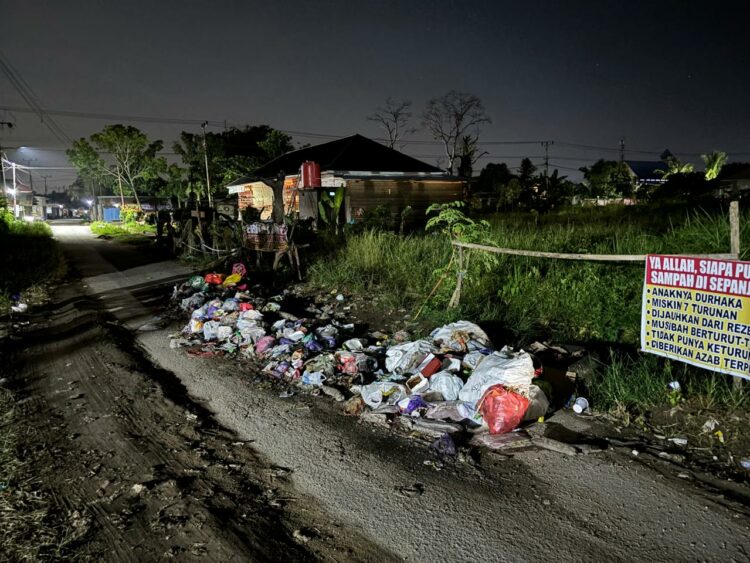 Tumpukan sampah di Jalan Ketapang Andonohu dan sudah seminggu tidak diangkut