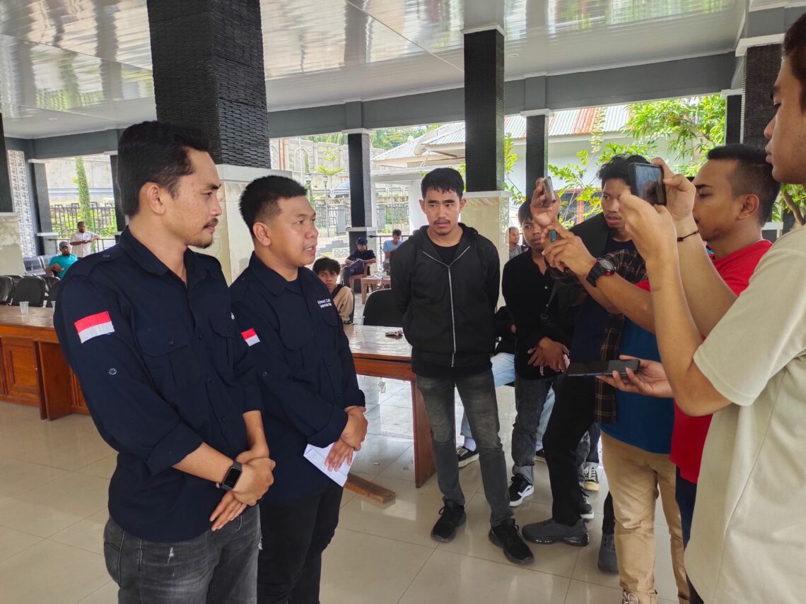 Tamalaki Sultra Desak Pencopotan RB Sebagai Kadis Kominfo dan Pj Bupati Busel 10 Sekertaris Tamalaki Sultra, Zainul memberikan keterangan kepada wartawan