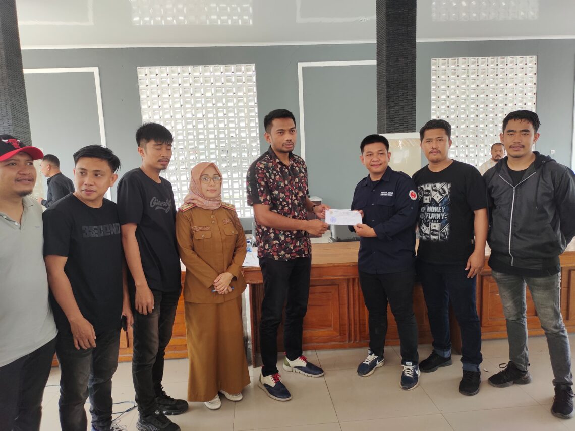 DPRD Sultra Dukung dan Merekomendasikan Pencopotan Kadis Kominfo Kepada Pj Gubernur 10 Penyerahan rekomendasi oleh Wakil Ketua I DPRD Sultra, Frebi Rifai kepada Sekertaris Tamalaki Sultra, Zainul