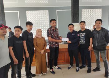 Penyerahan rekomendasi oleh Wakil Ketua I DPRD Sultra, Frebi Rifai kepada Sekertaris Tamalaki Sultra, Zainul