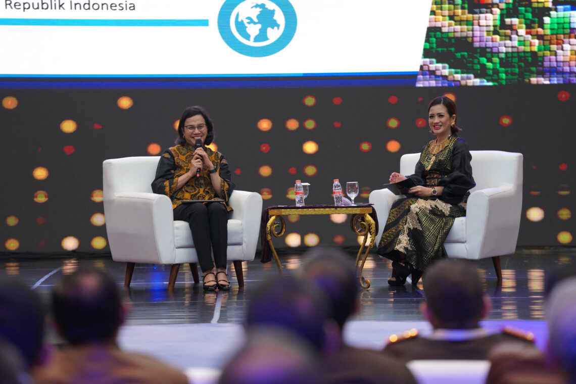Menteri Keuangan, Sri Mulyani (kiri)
