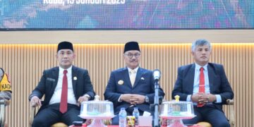 Bupati Konsel, H Surunuddin Dangga bersama Wakilnya Rasyid, serta Ketua DPRD Konsel, Hamrin