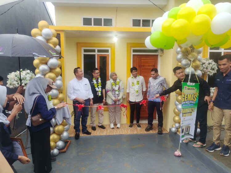 Penyerahan hadiah hunian kepada pemenang undian Maxcel di komplek perumahan Madinah City Square V