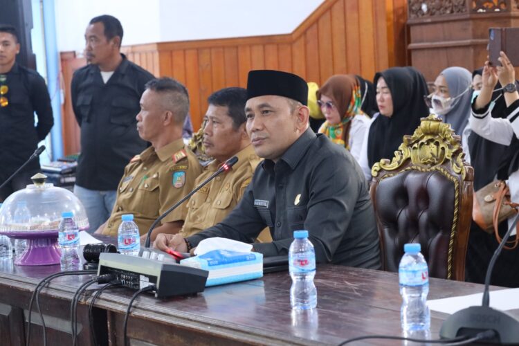 Ketua DPRD Konsel, Hamrin memimpin RDP terkait persoalan honorer R2/R3