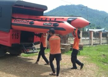 Tim SAR tiba di lokasi untuk melakukan pencarian terhadap anak yang dilaporkan hilang