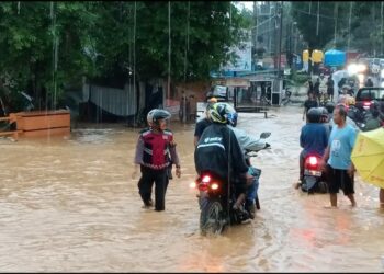 Personel Polresta Kendari saat bantu warga terdampak banjir