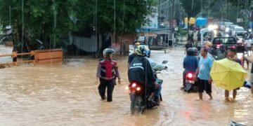 Personel Polresta Kendari saat bantu warga terdampak banjir