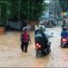 Personel Polresta Kendari saat bantu warga terdampak banjir