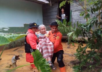 Tim SAR saat mengevakuasi salah satu korban banjir di Kendari