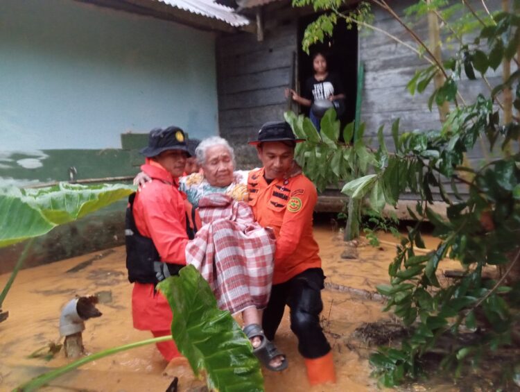 Tim SAR saat mengevakuasi salah satu korban banjir di Kendari